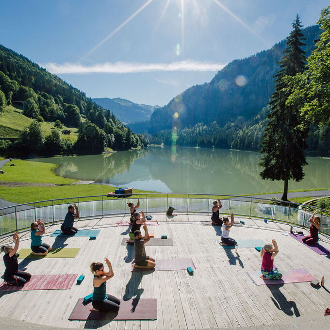 Nicole-Yoga-Lake-1 Lac Montriond